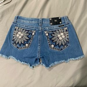 Miss Me Jean Shorts size 30. Style No: JP5721H2.    Color: MED 95
